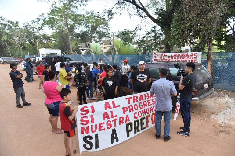 Un grupo de vecinos de Zárate Isla, se manifestó hoy a favor de la empresa, afirmando que es sinónimo de progreso en la comunidad. 