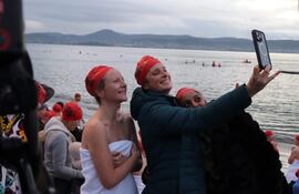 Nadadores participan en el baño anual desnudo del solsticio de invierno durante el festival Dark Mofo de Hobart en Long Beach, Hobart (Australia).