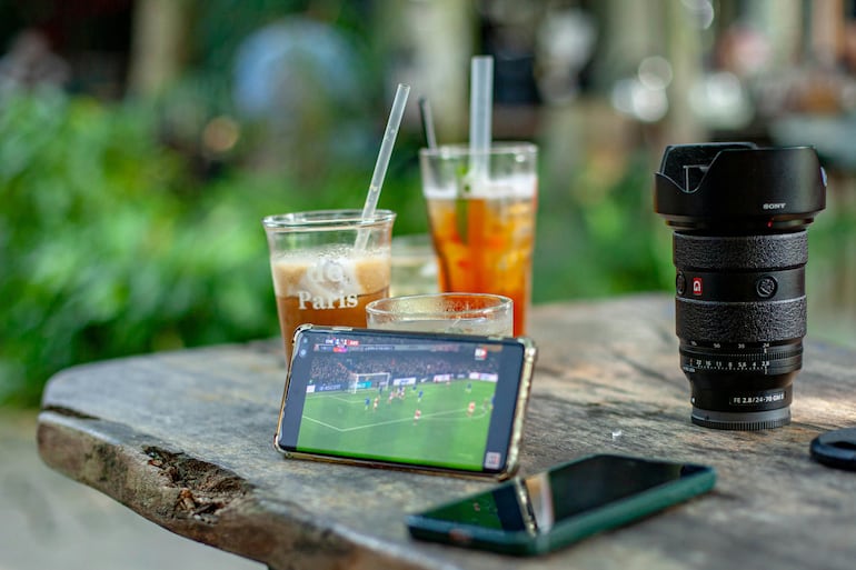 En el Mundial FIFA 2026 los teléfonos inteligentes están dejando de ser "la segunda pantalla" para convertirse en la principal. Foto: B Minh (Pexels/EFE)
