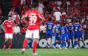 Los jugadores del Qarabag celebran tras marcar un gol durante el partido de fútbol de la Liga de Campeones entre el Benfica y el Qarabag en Lisboa, Portugal. (Liga de Campeones, Lisboa)