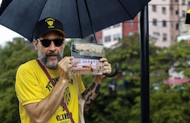 El guía turístico Roderick muestra una imagen de la película “O Agente Secreto” (El agente secreto) durante un recorrido guiado por los escenarios del filme en el centro de la ciudad de Recife, en el estado de Pernambuco, Brasil, el 13 de febrero de 2026.