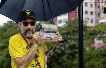 El guía turístico Roderick muestra una imagen de la película “O Agente Secreto” (El agente secreto) durante un recorrido guiado por los escenarios del filme en el centro de la ciudad de Recife, en el estado de Pernambuco, Brasil, el 13 de febrero de 2026.
