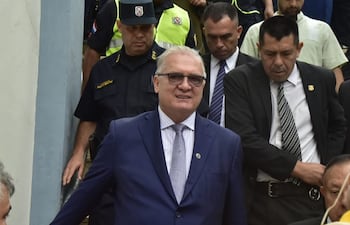Fiscal general del Estado, Emiliano Rolón, al salir de la misa central de la Basílica de Caacupé.
