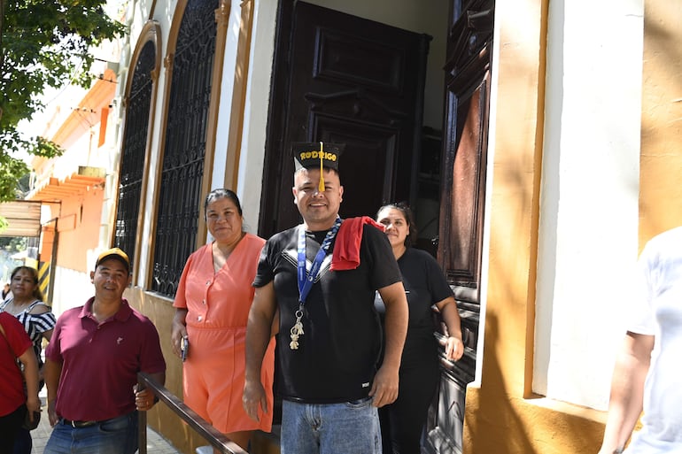 Familias posan en la entrada de la Escuela Básica N° 2 Celsa Speratti. La entrada de la institución también se reparó con recursos del MEC.