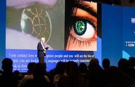 El Dr. Michio Kaku, físico teórico durante su exposición en el Foro Económico Internacional América Latina y el Caribe (CAF).