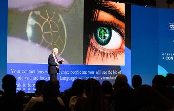 El Dr. Michio Kaku, físico teórico durante su exposición en el Foro Económico Internacional América Latina y el Caribe (CAF).