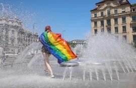 Participantes de la marcha del Christopher Street Day (CSD) se refrescan con agua mientras las temperaturas llegaron a 36 grados en Múnich, al sur de Alemania.