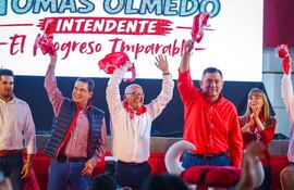 Tomas Olmedo (centro) junto a Hugo Velázquez (Izq.)