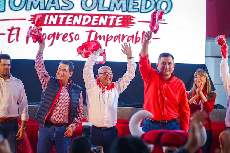 Tomas Olmedo (centro) junto a Hugo Velázquez (Izq.)