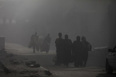 Un grupo de civiles evacúa este domingo un área de la Ciudad de Gaza alcanzada por un bombardeo israelí.