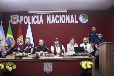 El comisario Feliciano Martínez (director de Policía de Alto Paraná), el comisario Wilfrido Maldonado ( jefe del Departamento de Investigaciones de la Policía en Alto Paraná; comisario César Silguero, director nacional de Investigación de la Policía junto a los fiscales Alcides Giménez, Diana Gómez y Gabriel Segovia, durante una conferencia de prensa de esta mañana.