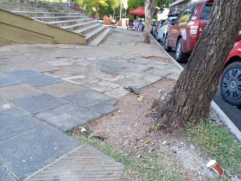 Veredas destruidas en la plaza de la Democracia, la muestra del abandono de Nenecho a la capital.