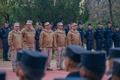 César Roberto Silguero Lobos y otros oficiales militares en uniforme marrón observan a policías alineados durante el evento en Itapúa.