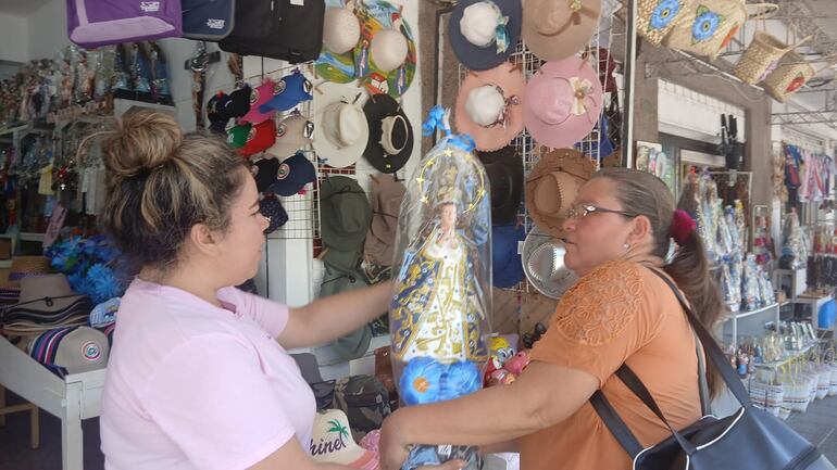 Al finalizar cada misa, los fieles acuden a los puestos y se llevan imágenes como recuerdo de la celebración.