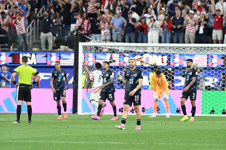 El lamento de los jugadores de la selección paraguaya tras la dura derrota frente a Estados Unidos, en el estreno en el Mundial 2026.