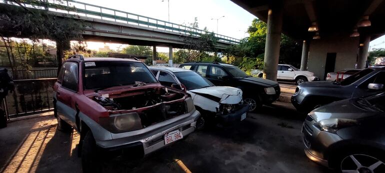 Automóviles chatarra abandonados bajo el viaducto de Madame Lynch y Calle Última.