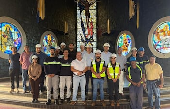 Los técnicos, junto al comité de reconstrucción, antes del inicio de los trabajos de evaluación.