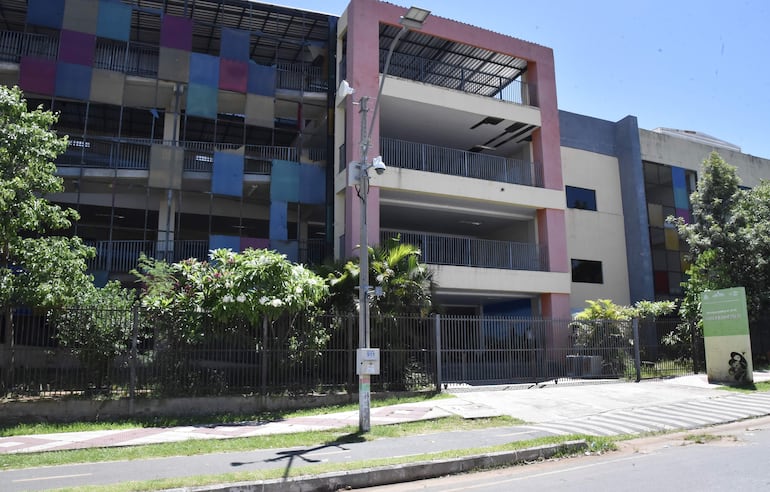 Fachada deteriorada de la Escuela Básica N° 8.175 San Francisco, clausurada por encontrarse en pésimo estado.