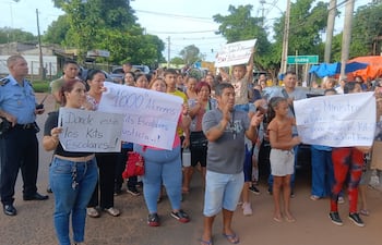 Los padres de la Escuela John F. Kennedy piden que los kits escolares sean enviados a la institución.