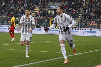 El delantero paraguayo, Antonio Sanabria, de US Cremonese, celebra después de marcar su primer gol durante el partido de fútbol de la Serie A italiana entre US Cremonese y US Lecce, en Cremona, Italia.