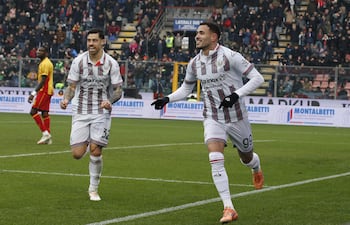 El delantero paraguayo, Antonio Sanabria, de US Cremonese, celebra después de marcar su primer gol durante el partido de fútbol de la Serie A italiana entre US Cremonese y US Lecce, en Cremona, Italia.