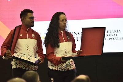 Julio César Mirena (29 años) del patinaje velocidad y Sofía Linette García Peralta (28) del golf fueron los elegidos para ser los abanderados del Team Paraguay.
