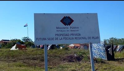 Un letrero indica que el terreno es propiedad privada del Ministerio Público.