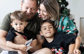 Denise Hutter con sus hijos Ignacio y Gastón y su pareja Aldo Franco esperan felices la Navidad.