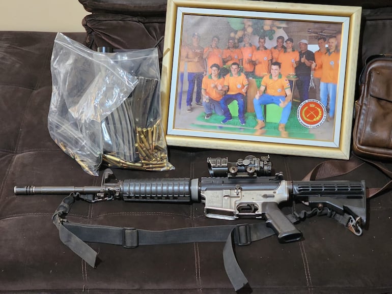 Uno de los fusiles hallados en la propiedad de Barón Escurra.