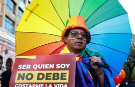 Una persona participa durante el desfile del orgullo LGTBI este sábado, en La Paz (Bolivia).