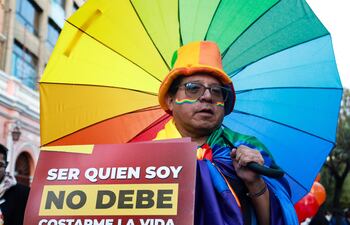 Una persona participa durante el desfile del orgullo LGTBI este sábado, en La Paz (Bolivia).
