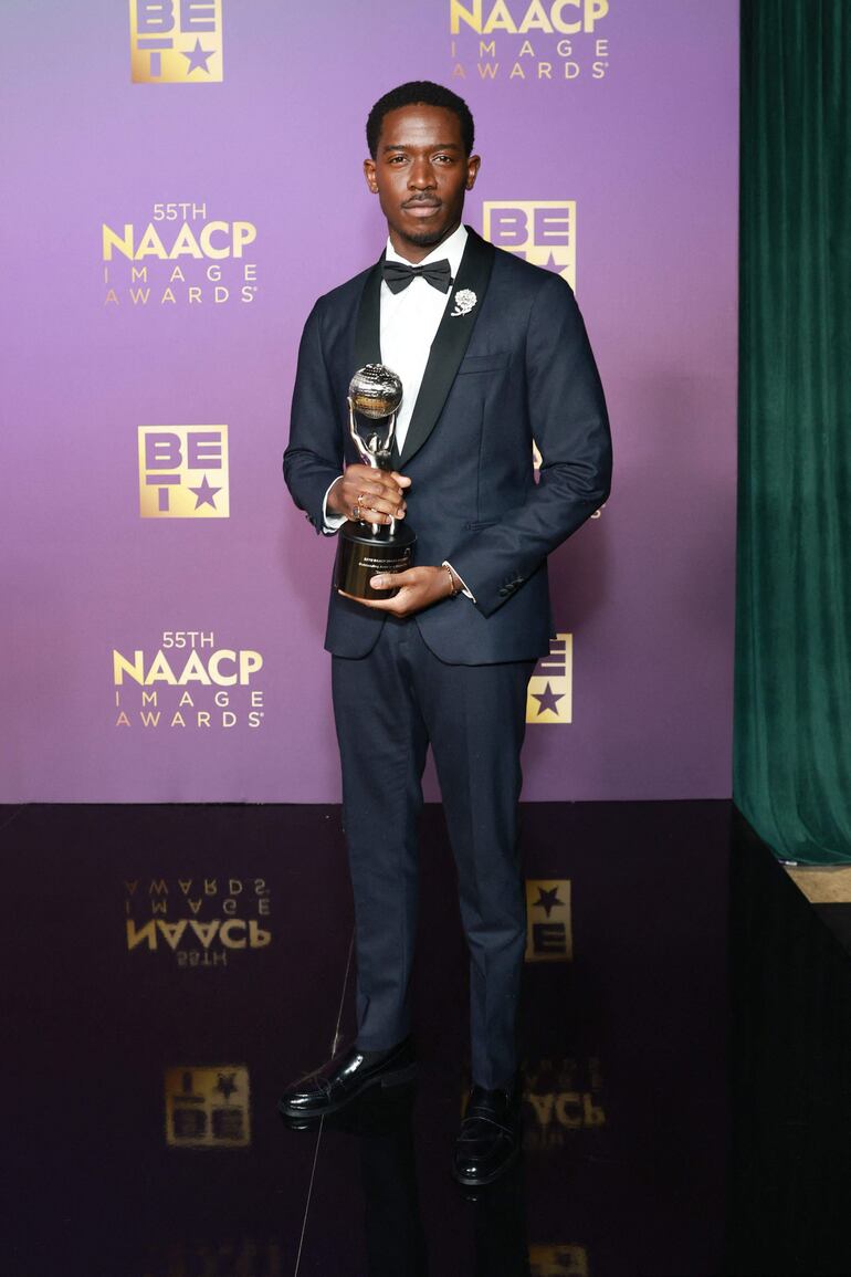 De gala. De traje oscuro y moñito, así asistió Damson Idris la entrega de los NAACP Awards en Los Ángeles, California. (Matt Winkelmeyer/Getty Images/AFP)
