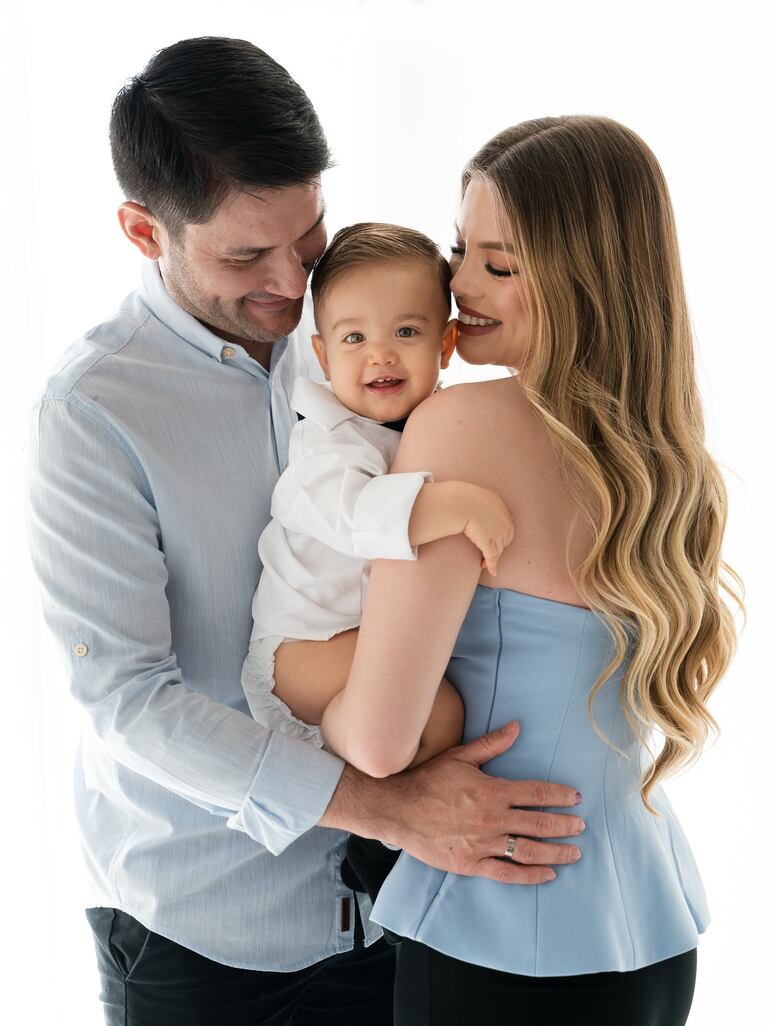 El risueño cumpleañero Mauricio Jesús posando con sus papis Daisy Lezcano y Hernán Bogarín.
