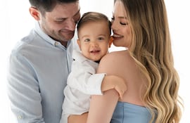El risueño cumpleañero Mauricio Jesús posando con sus papis Daisy Lezcano y Hernán Bogarín.
