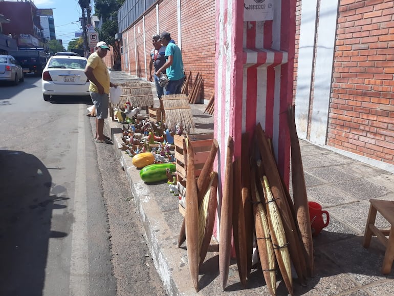 Abundan las flores de coco, las casitas, y los juegos de pesebres en San Lorenzo.
