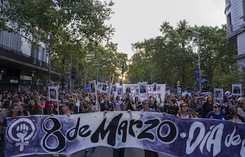 Mujeres marchan en Uruguay por el 8M