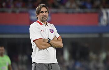 El argentino Diego Martínez, entrenador de Cerro Porteño, en el partido frente a Guaraní por la séptima fecha del torneo Apertura 2025 del fútbol paraguayo en el estadio La Nueva Olla, en Asunción, Paraguay.