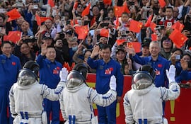 Los tres astronautas de la misión Shenzhou-18 regresaron de manera segura al centro de aterrizaje Dongfeng en el desierto de Gobi, en la provincia septentrional china de Mongolia Interior, tras pasar seis meses en la estación espacial china, la Tiangong.