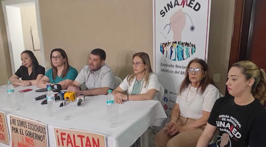 Las Dras. Sandra Prantte, Nelida Caballero y Marlene Guirland, junto al Dr. Roberto Riveros, demandan soluciones al Gobierno en conferencia de prensa, en medio de una huelga nacional de médicos.