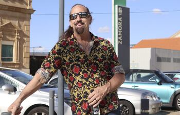 Apenas sabe hablar español y hasta hace unos meses nunca había estado en Europa, pero navegando por internet vio que había un pueblo deshabitado de la España vacIada en venta y eso ha cambiado la vida del estadounidense Jason Lee Beckwith, que ha comprado una idílica aldea en 'la raya' fronteriza de Zamora con Portugal y, "aunque suene loco, supe que era mi futuro", ha confesado en una entrevista con EFE.