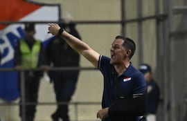 Víctor Eduardo Ceferino Bernay (56 años), entrenador de Nacional.