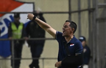 Víctor Eduardo Ceferino Bernay (56 años), entrenador de Nacional.