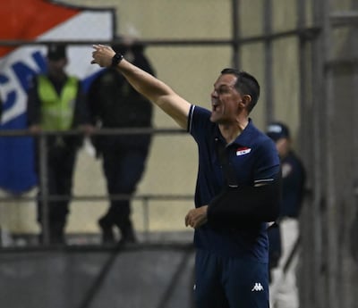 Víctor Eduardo Ceferino Bernay (56 años), entrenador de Nacional.