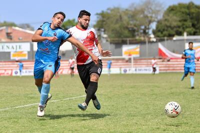 El experimentado delantero del Kelito, Ernesto "Pinti" Álvarez intenta interrumpir el avance de Diego Ortiz. (Foto: APF)
