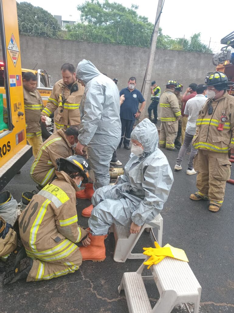 Bomberos con equipamiento especial ingresarán al depósito de Piscinas & Cia