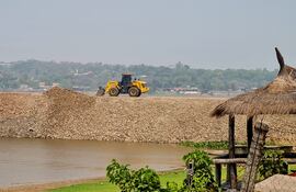 Momento en que un tractor trabajaba para desviar las aguas del río Paraguay en la zona conocida como Jardines de Remansito, en Villa Hayes.