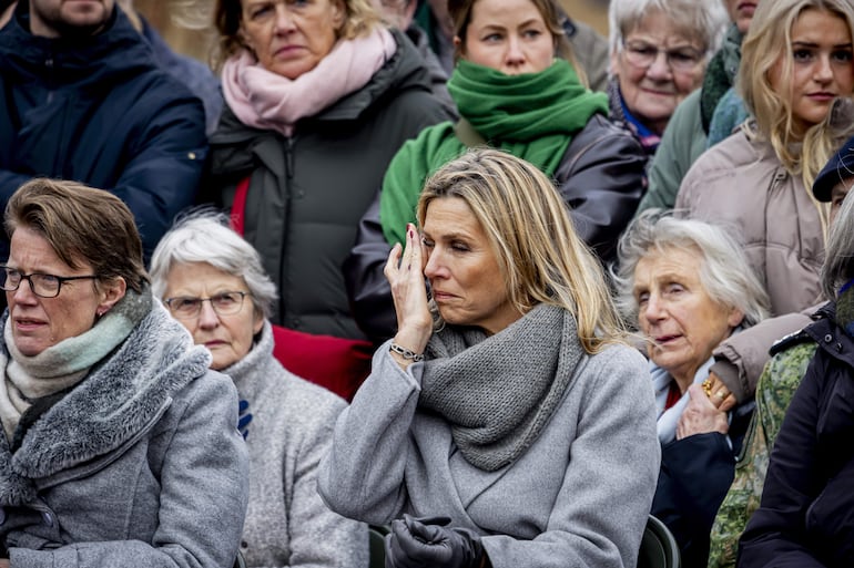 La reina Máxima de Holanda se emocionó hasta las lágrimas al ver a la princesita Amalia convertirse en cabo. (EFE/EPA/PATRICK VAN KATWIJK / POOL)
