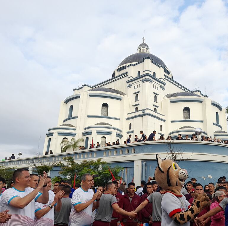 Concurrida presencia de la ciudadania, que acompañó el recorrido de la llama Suramericana.