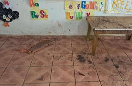 La teja se desplomó en una de las salas. Gentileza/Foco.