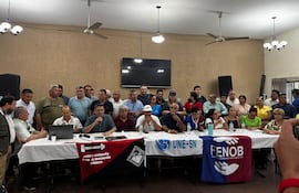 Representantes de gremios docentes, policías y militares durante la reunión de esta tarde.